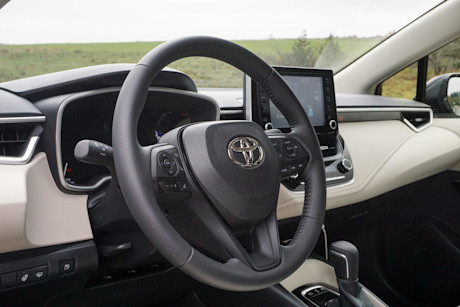 Editorial 2022 toyota corolla hybrid premium 16 di