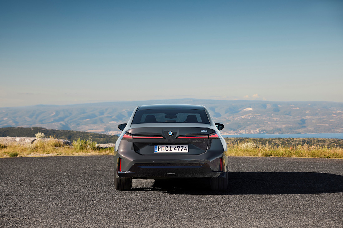Nuova BMW Serie 3: l’ottava generazione è elettrica e mild hybrid fino a 443 CV. Addio al diesel.