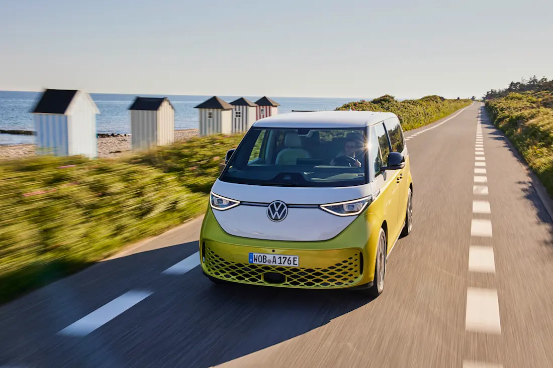 Volkswagen ID Buzz (2022) rijdend, vooraanzicht