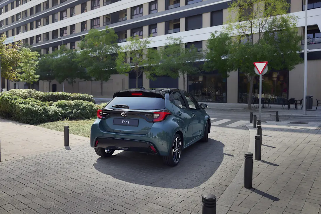 vernieuwde-toyota-yaris-2025-maakt-sportieve-rijders-en-boomknuffelaars-blij-2024-09
