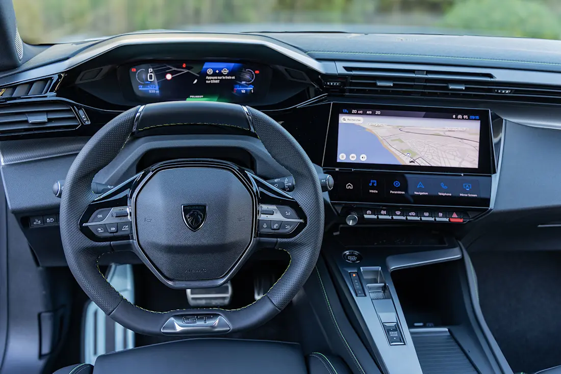 Die Franzosen lieben eigenwillige Cockpits. Dennoch findet man sich schnell zu recht und auch die Bedienmenüs im Navigationssystem sind leicht zu erlernen.  Die Franzosen lieben eigenwillige Cockpits. Dennoch findet man sich schnell zu recht und auch die Bedienmenüs im Navigationssystem sind leicht zu erlernen.