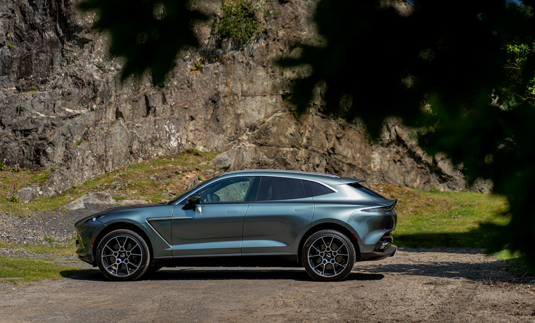 aston-martin-dbx-side