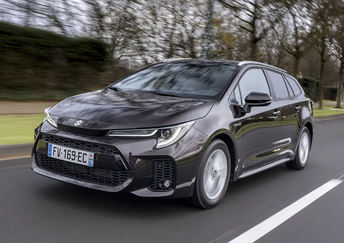 Als Voll-Hybridfahrzeug kann der Suzuki Swace durch günstige Anschaffungskosten und niedrige Verbrauchswerte im Alltag punkten.  Als Voll-Hybridfahrzeug kann der Suzuki Swace durch günstige Anschaffungskosten und niedrige Verbrauchswerte im Alltag punkten.