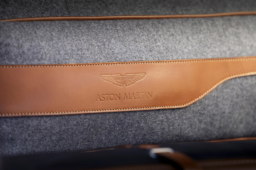 Aston Martin DBX Pet Pack (4).jpg