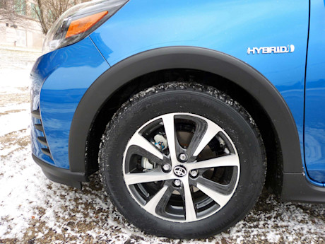 Editorial 2018 toyota prius c technology 08 jb