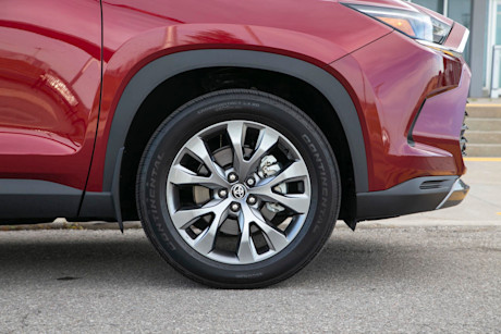 Editorial 2024 toyota grand highlander limited awd td 231019 10 jw