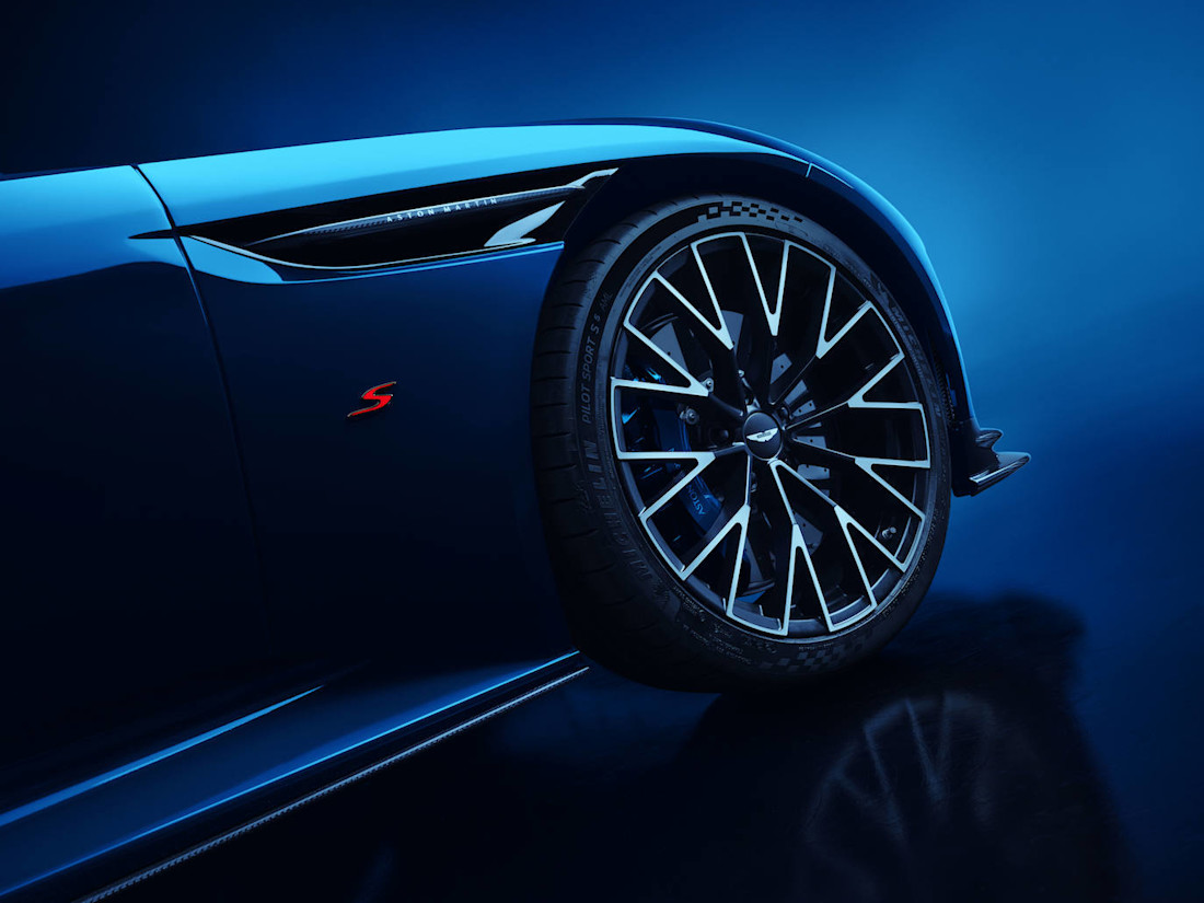 Aston-Martin-DB12-S 09