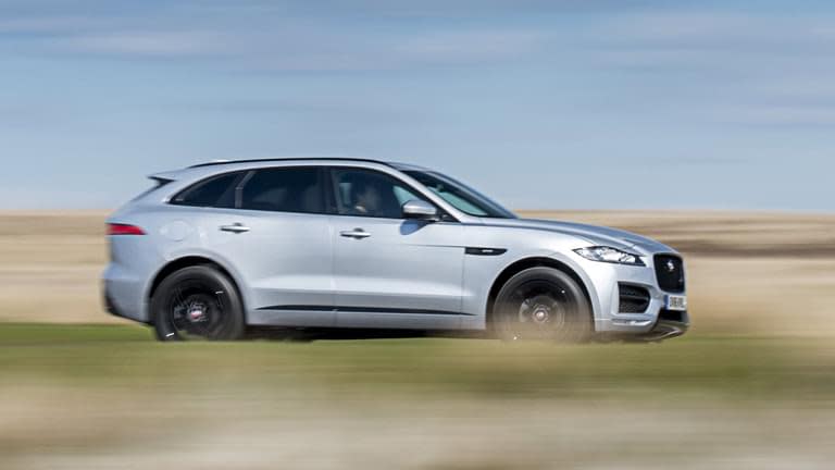 Jaguar F-Pace privit din lateral