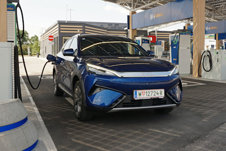 15 byd-atto-3-evo-2026-front-seitlich-ladestation