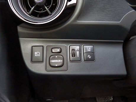 Editorial 2018 toyota prius c technology 18 jb