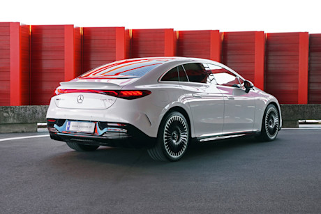 4 mercedes-amg-eqe-43-4matic-2022-heck-schraeg