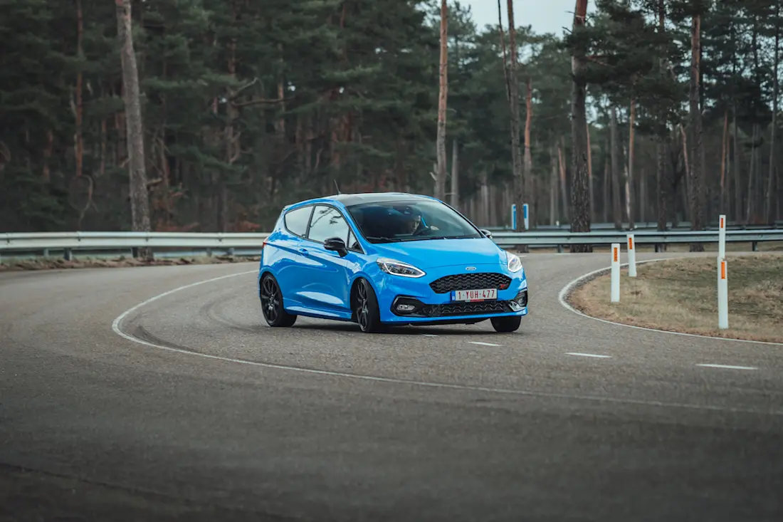 AS24 Ford rijdend voor
