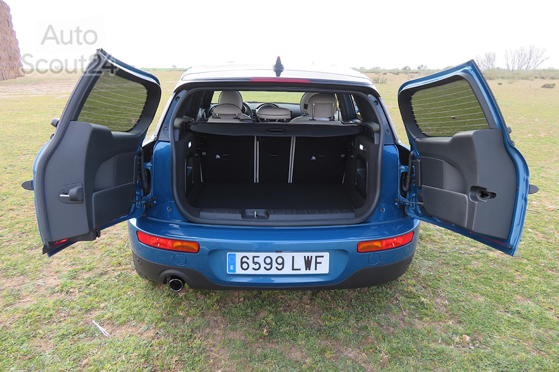11__mini_clubman_puertas_tras_2_abiertas.JPG