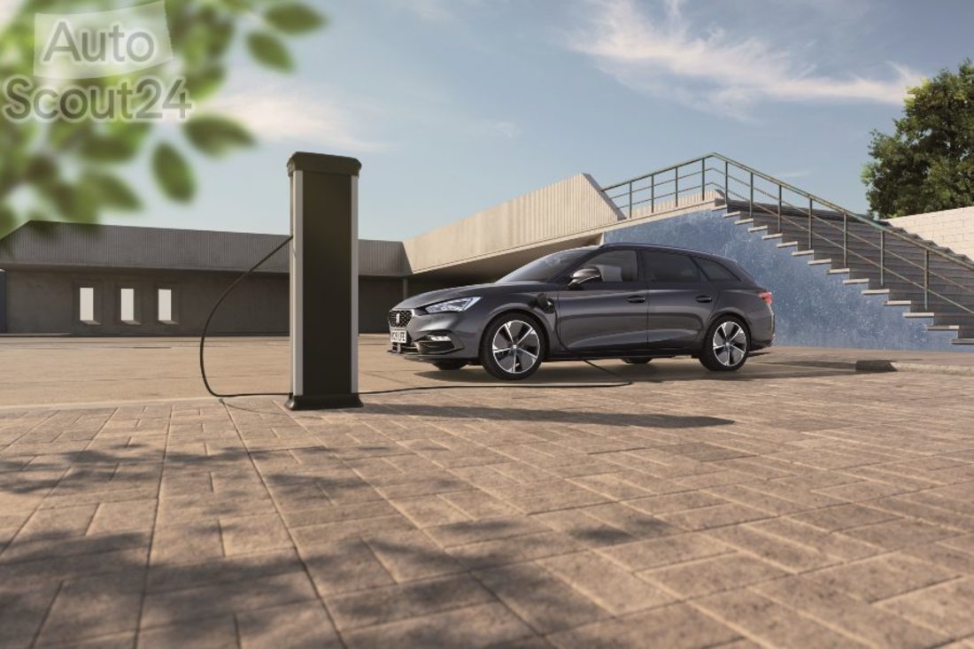 Nuevo-SEAT-Leon-e-HYBRID-el-primer-vehiculo-hibrido-enchufable-de-la-compania_05_HQ (2).jpg