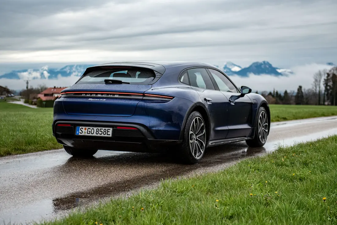  In das elegante Kombiheck des Cross Turismo passen zwischen 405 und 1.171 Liter Gepäck. Ein weiteres Staufach befindet sich vorne, es fasst nochmals bis zu 84 Liter. Anhänger darf der Taycan übrigens keine ziehen.