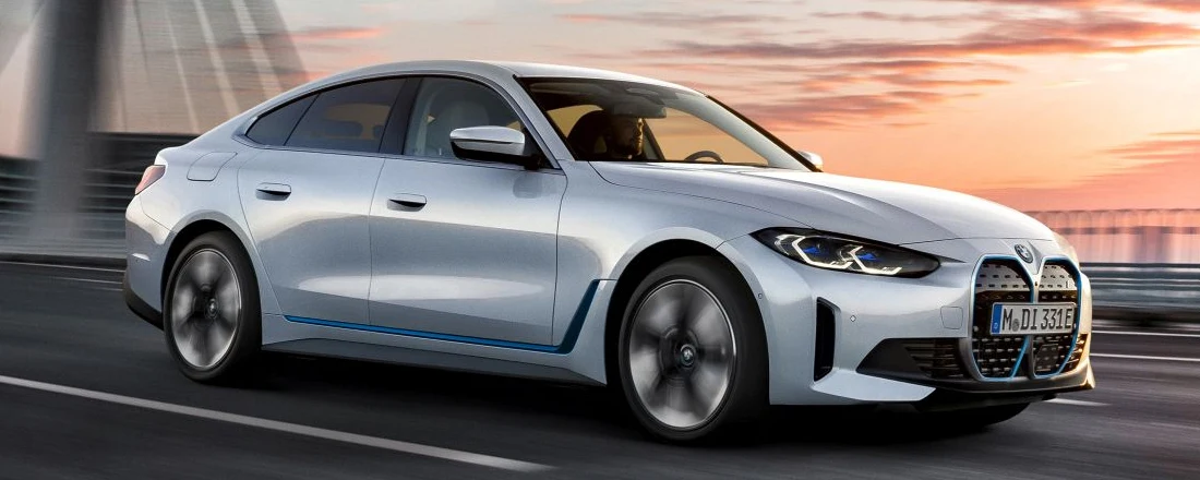 BMW i4 su strada BMW i4 su strada