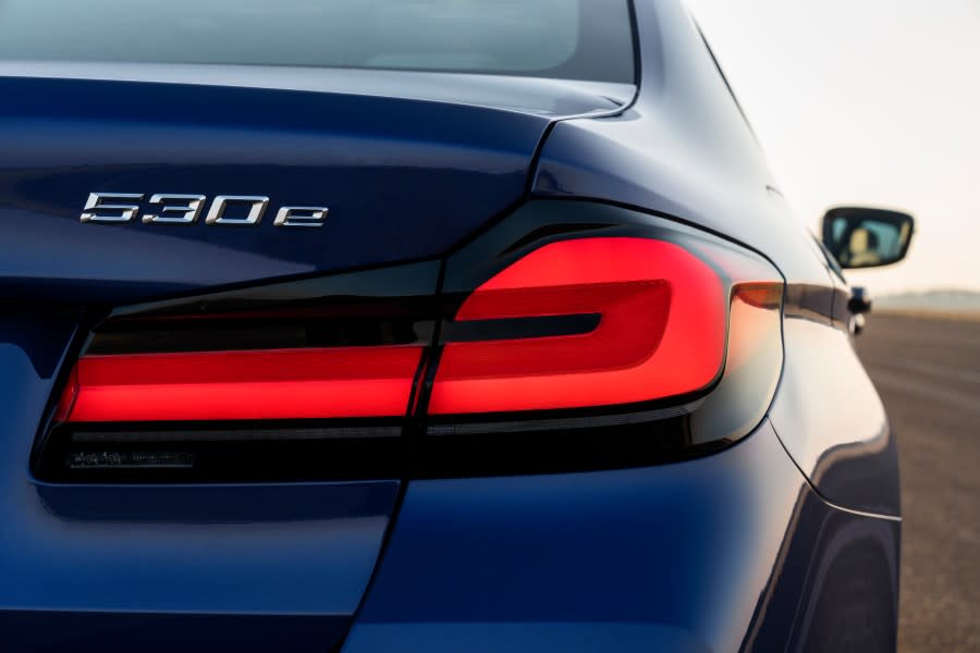 P90389012_highRes_the-new-bmw-530e-xdr (1).jpg