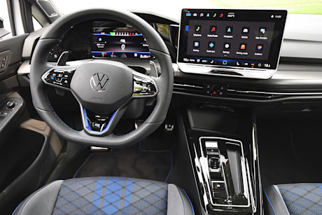 Toyota GR Corolla vs Volkswagen Golf R : match comparatif Body Image