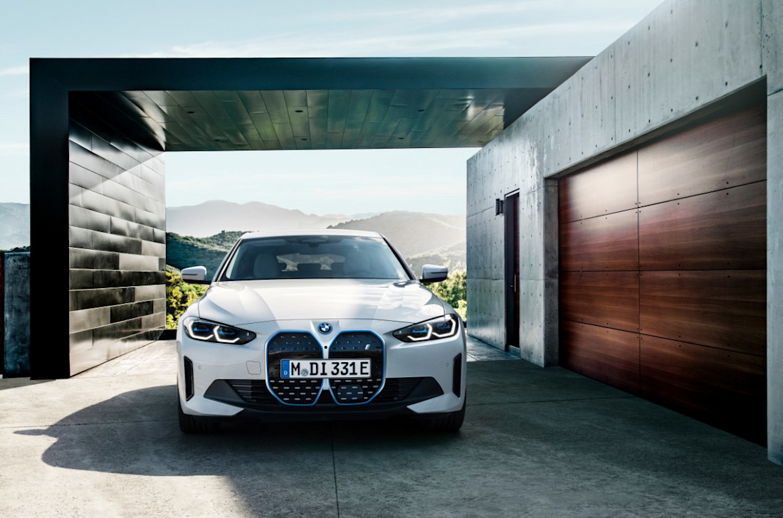P90423599_highRes_the-bmw-i4-edrive40-