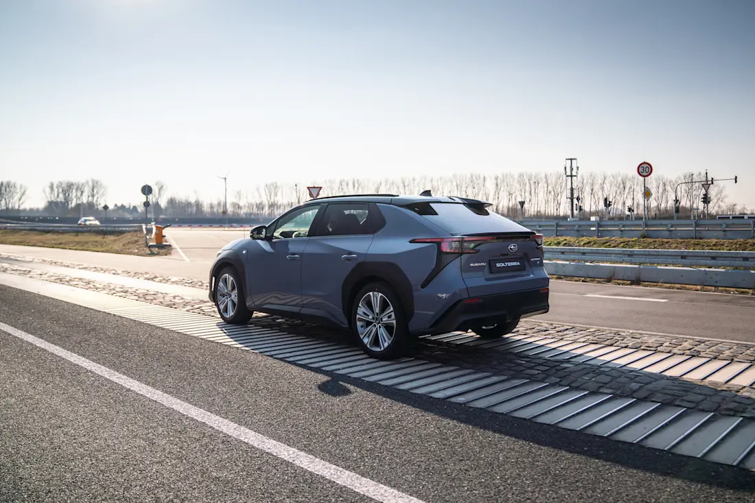 Subaru Solterra (2022) rijdend, achteraanzicht Subaru Solterra (2022) rijdend, achteraanzicht