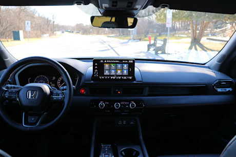 Editorial 2024 honda pilot review interior full dash 1