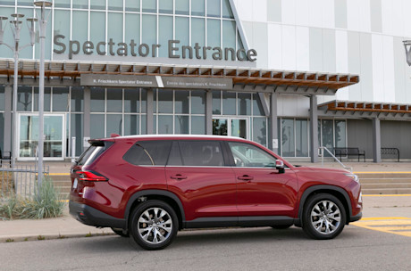 Editorial 2024 toyota grand highlander limited awd td 231019 07 jw