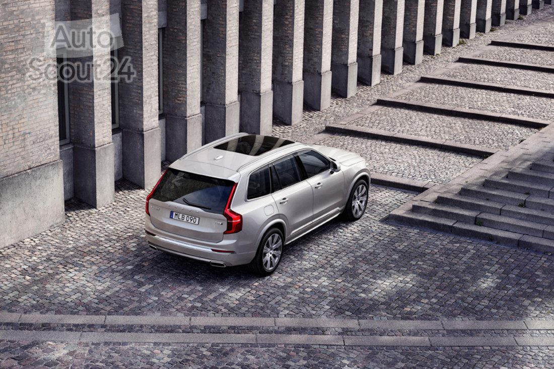 Volvo SUV recharge 02.jpg