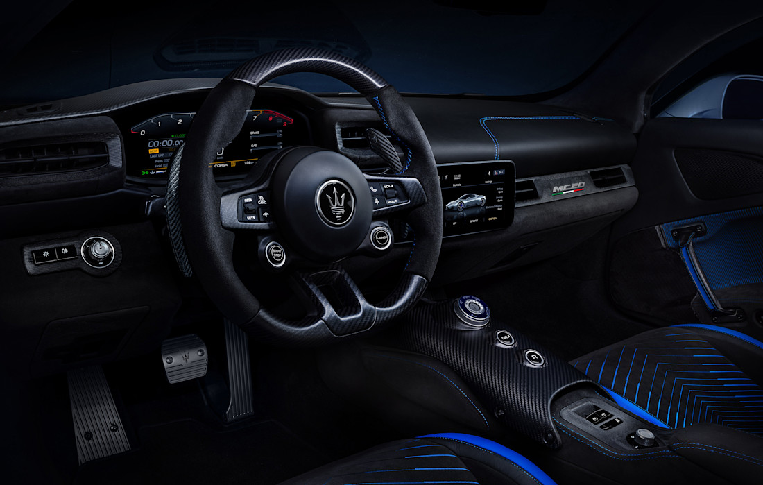 16827-MaseratiMC20-interior