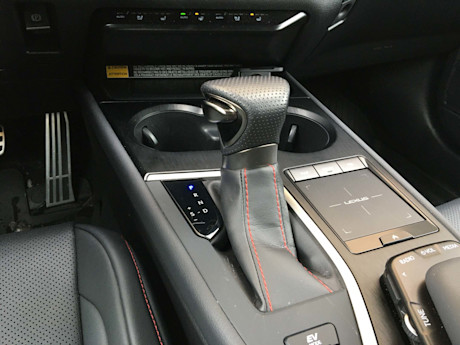Lexus UX 250h AWD 2020 : essai hivernal Body Image
