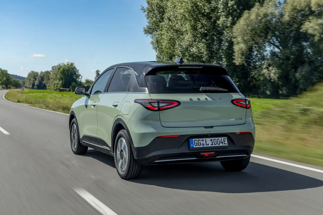 geely-e2-ultra-polarlichtgrün-dynamic-print-3600x2400-07