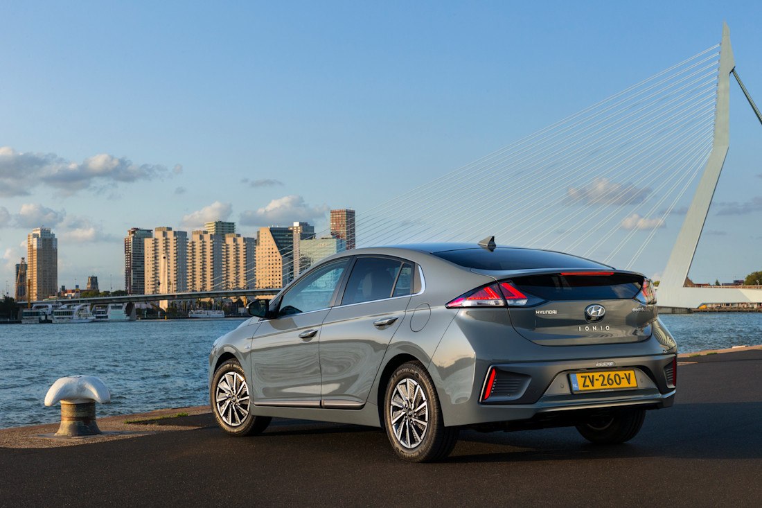 Hyundai+IONIQ+Electric+-+Electric+Shadow+(2)