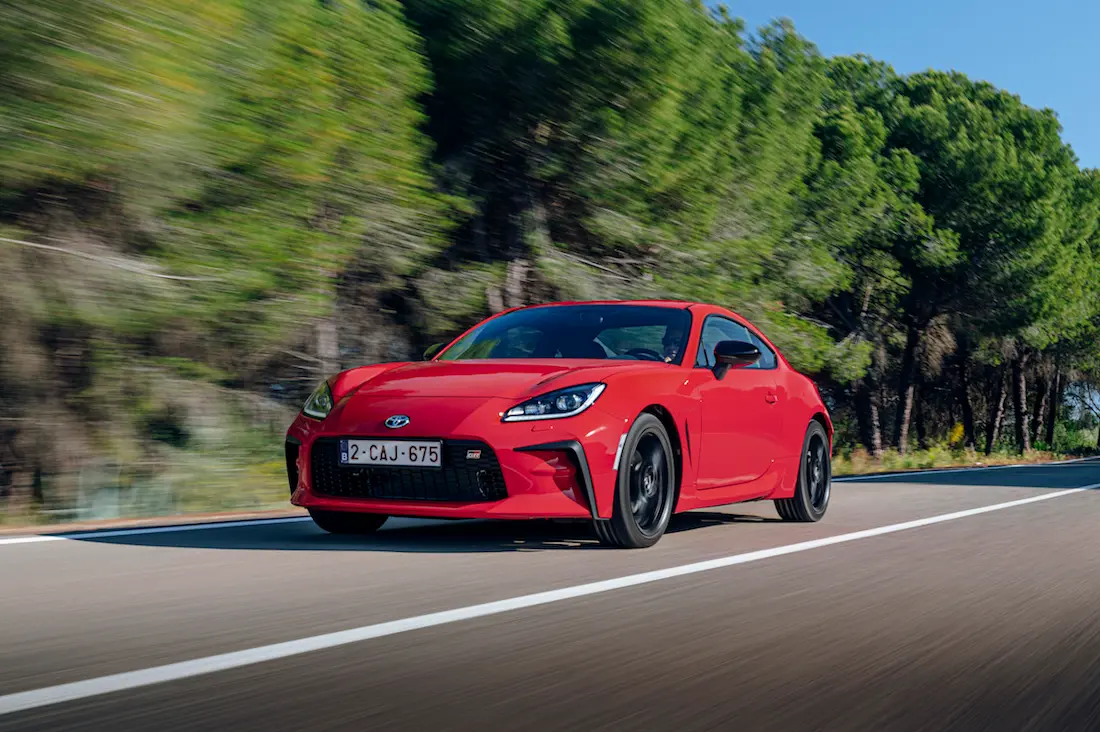 Toyota GR86 (2022) rijdend, vooraanzicht Toyota GR86 (2022) rijdend, vooraanzicht