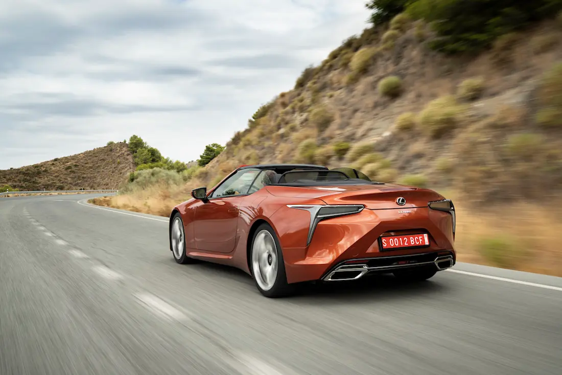 AS24 Lexus LC 500 Convertible 2021 rijdend achter AS24 Lexus LC 500 Convertible 2021 rijdend achter