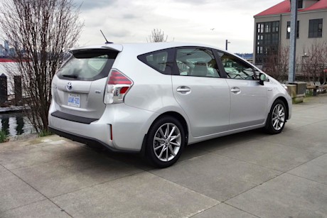 Editorial 2015 toyota prius v sh 09