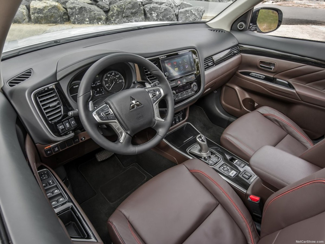 Mitsubishi-Outlander_PHEV-2017-1280-0a