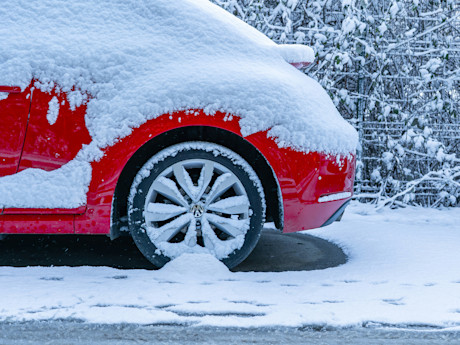 22 - Voiture neige hiver - igor-savelev-mI7UVdD3SFA-unsplash