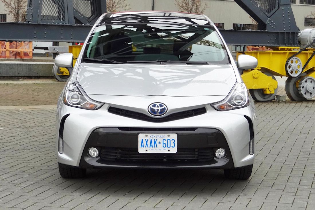 Editorial 2015 toyota prius v sh 02