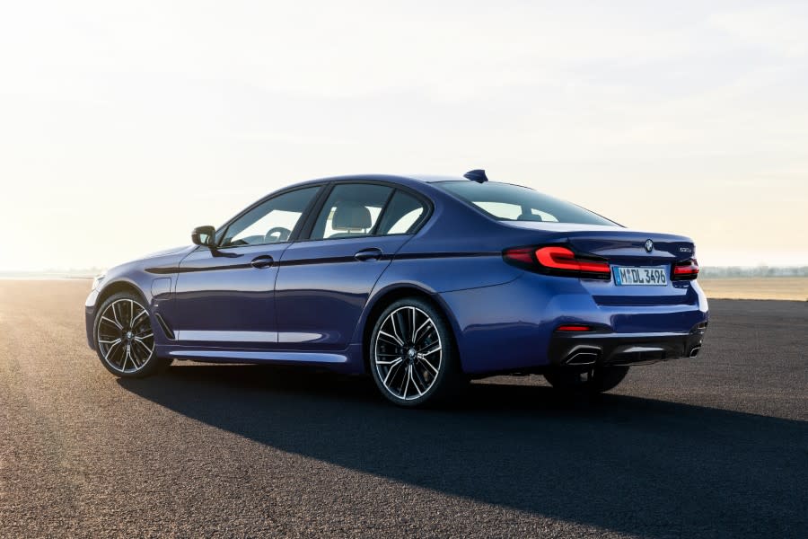P90389011_highRes_the-new-bmw-530e-xdr (1).jpg