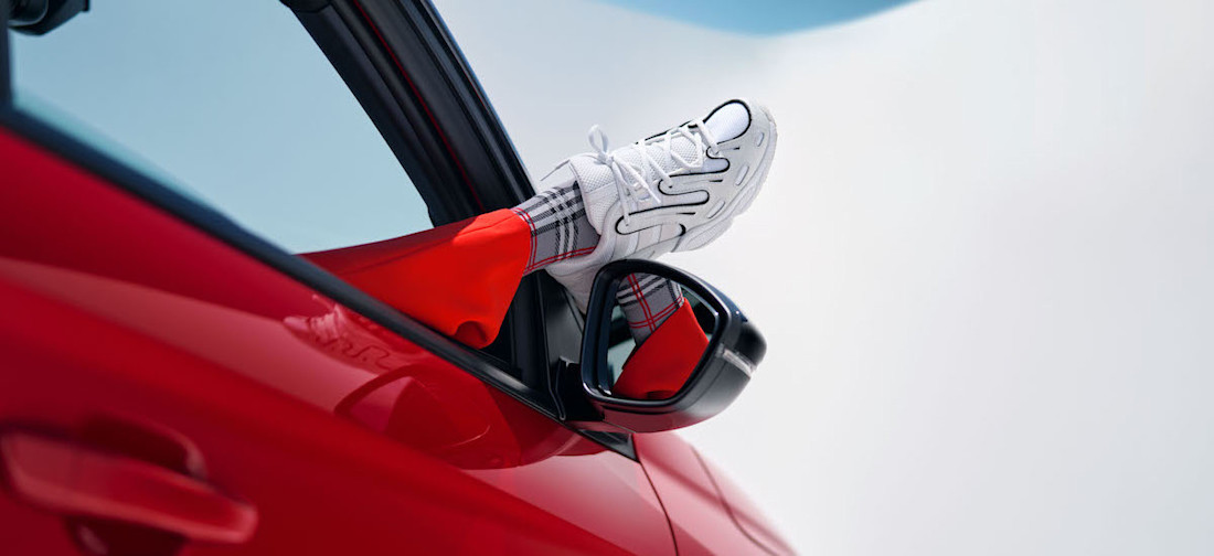 L'Opel Corsa fête son anniversaire avec…une paire de chaussettes !