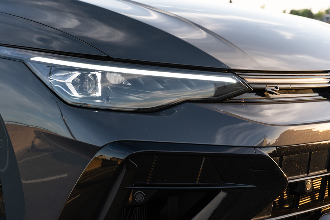 2026 Subaru Uncharted vs Volkswagen Golf R - NF - JW - 260807 - 2.jpg