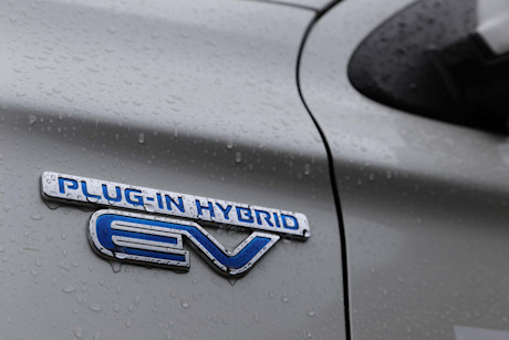 Editorial 2019 mitsubishi outlander phev gt 4wd 08 ts