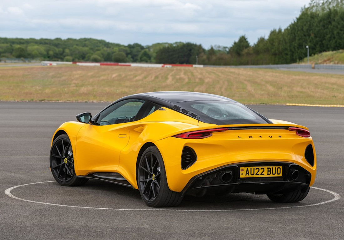 Lotus-Emira-2023-dietro