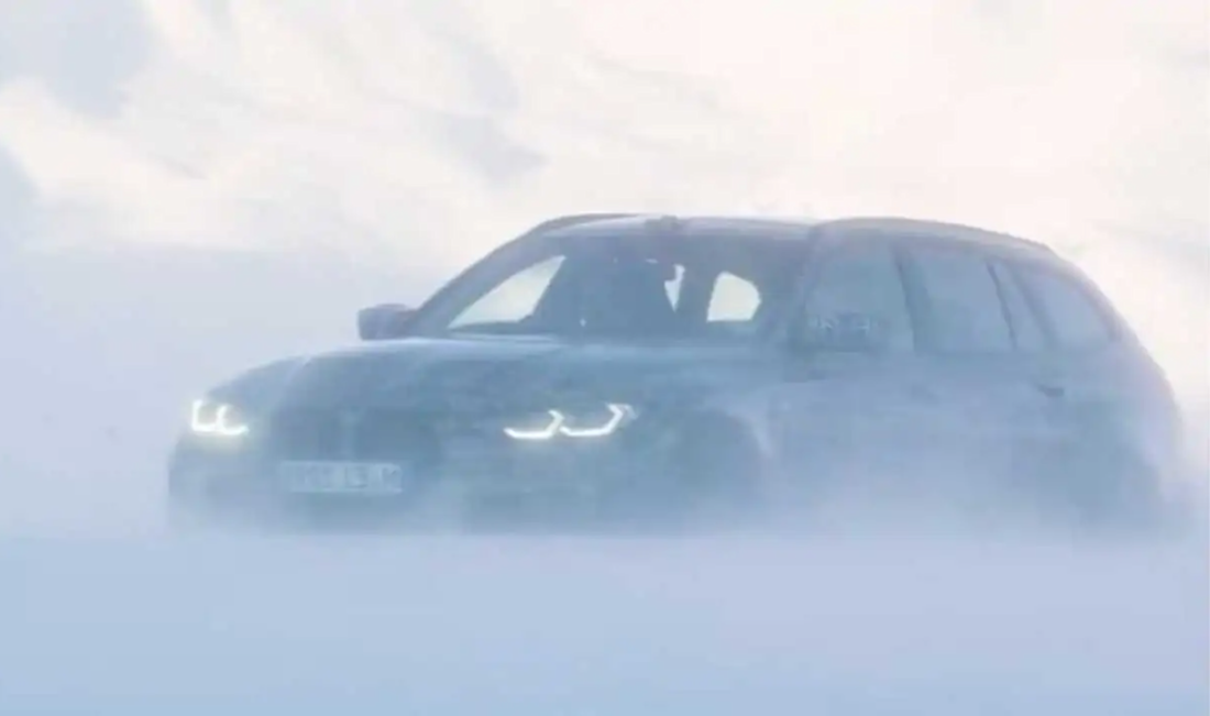BMW viert nieuwe jaar met driftende M3 Touring