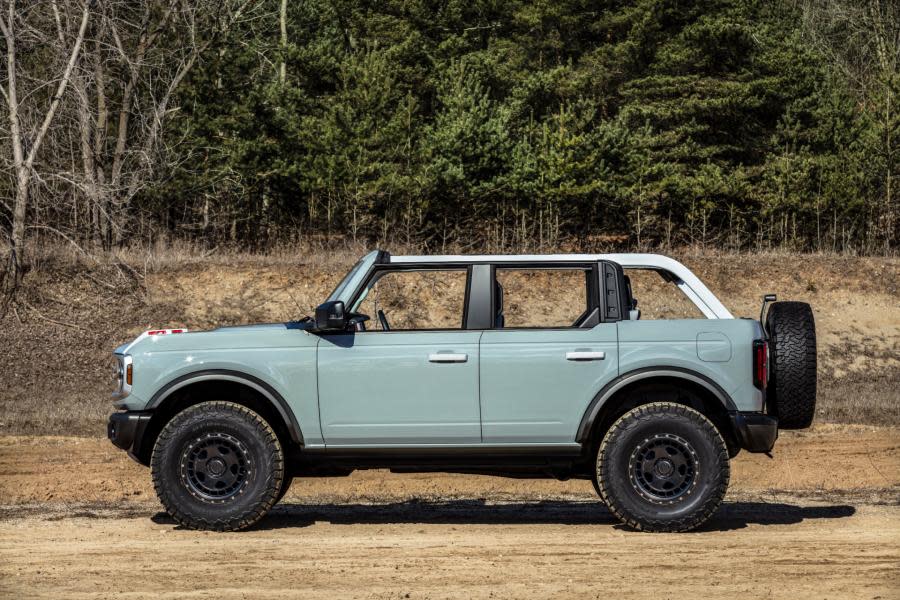 Bronco_4dr_features_02 (1).jpg