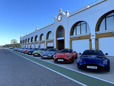 Editorial 2025 aston martin vantage mb 2