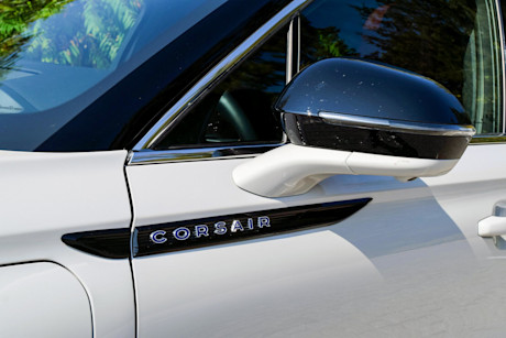 Editorial 2024 lincoln corsair grand touring awd td 240126 12 sha