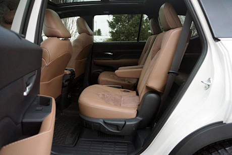 Editorial 2024 toyota grand highlander platinum hybrid max td 240131 15 di