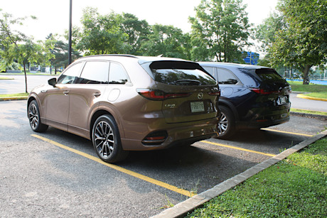 Match comparatif des VUS intermédiaires hybrides rechargeables, Édition 2024: Mazda CX-90 PHEV 2024 vs Mazda CX-70 PHEV 2025 Image