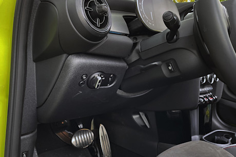 Editorial 2022 mini jcw convertible 22 ct