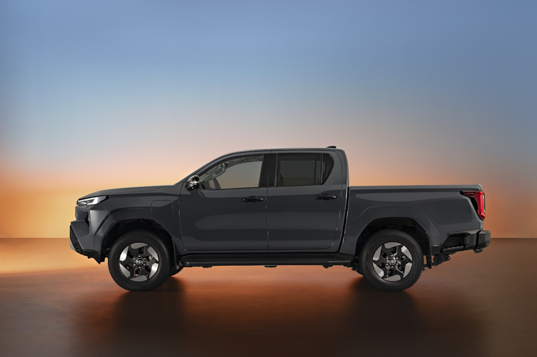 toyotahiluxbev2026-vistalateral.jpg